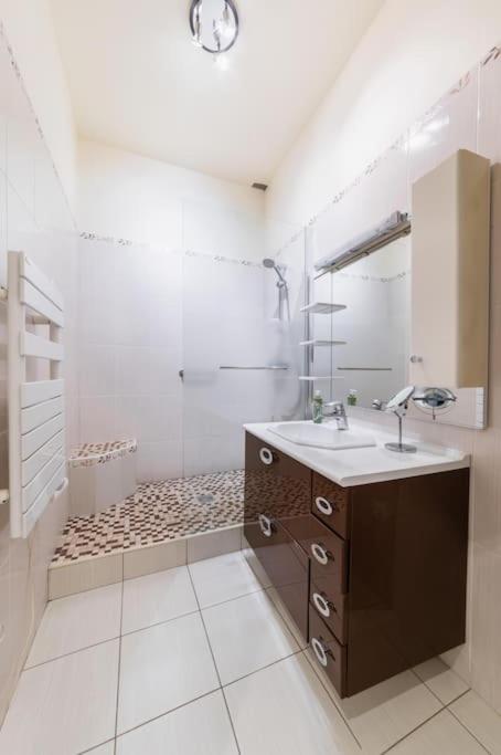 Haussmannian Apartment, Near Champs-Elysees Париж Екстериор снимка